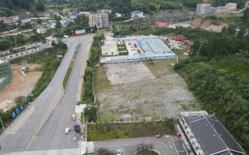 黄平北收费站出口右侧土地处置