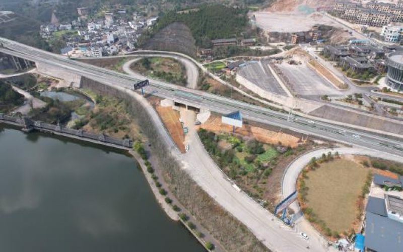 原凯里收费站旁绿化用地处置